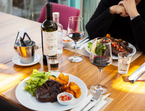Platitos en medio de una terraza en San Telmo